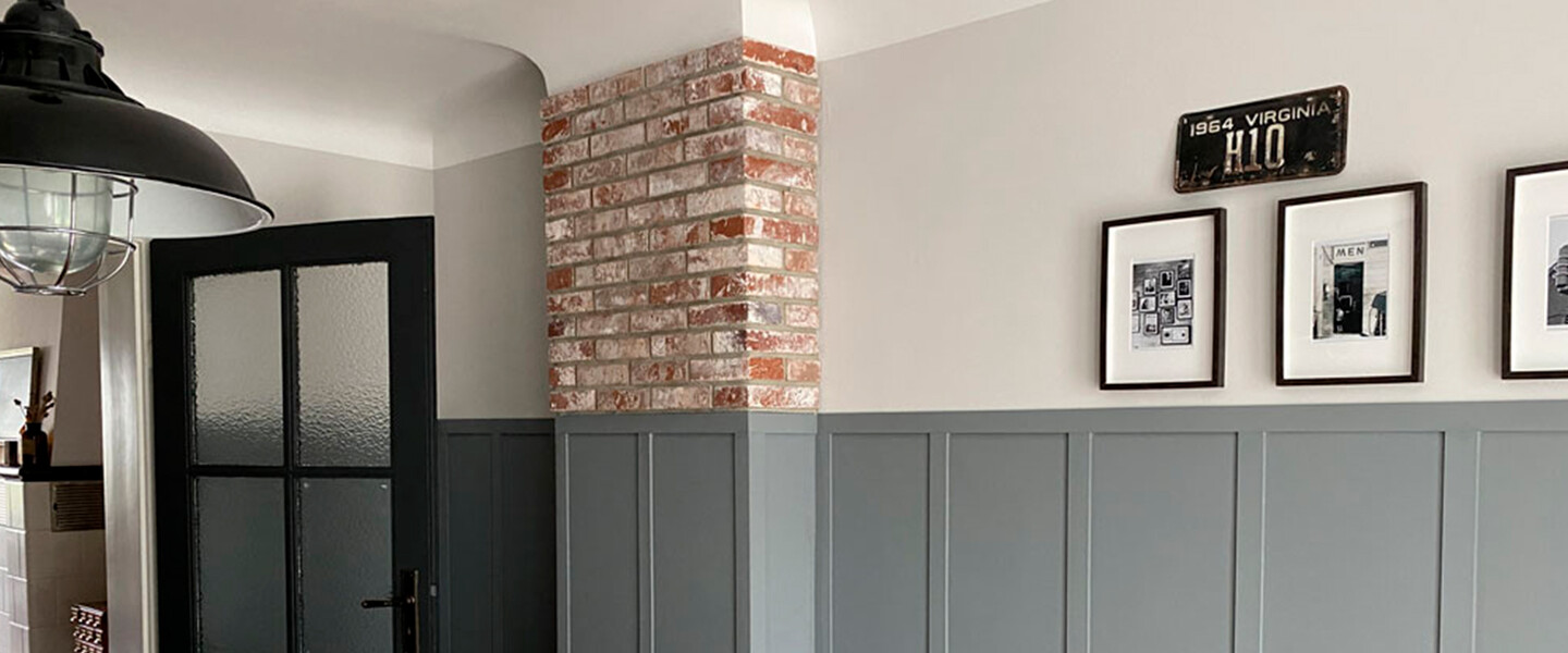 Wand im Wohnzimmer, in dem ein Stück mit Klinkersteinen verkleidet ist