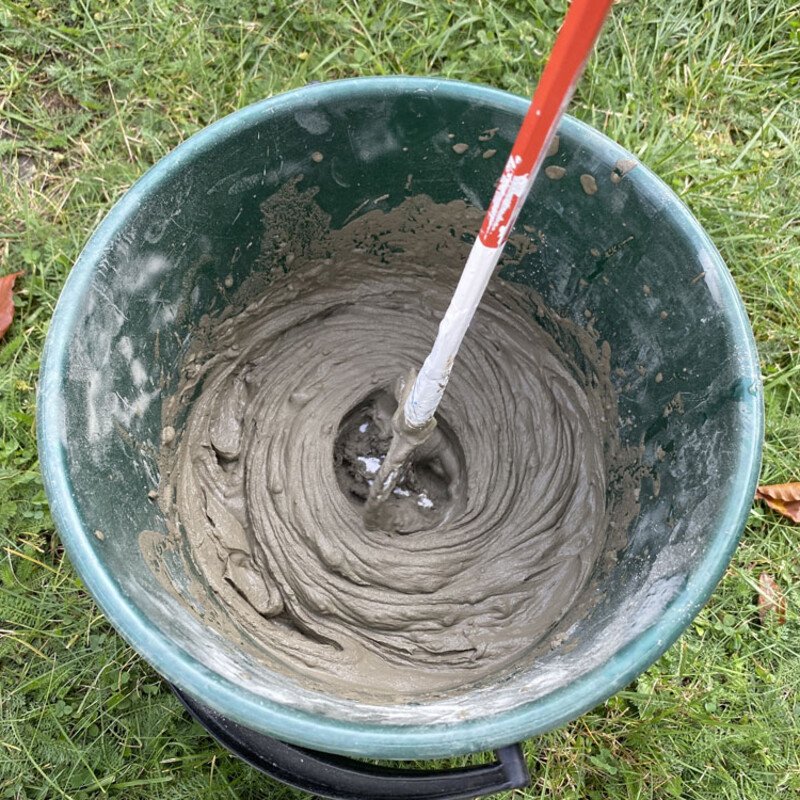 Anrühren von Fugenkleber in einem Eimer