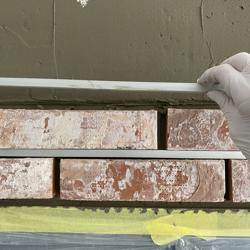 Abstandshalter für die Fugen bei der Verkleidung einer Wand mit Klinkersteinen