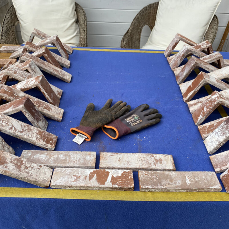 Klinkerriemchen auf einem Tisch ausgebreitet