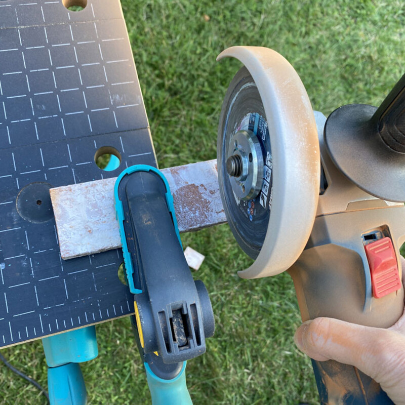 Klinkerriemchen werden mit einer Kreissäge passend geschnitten