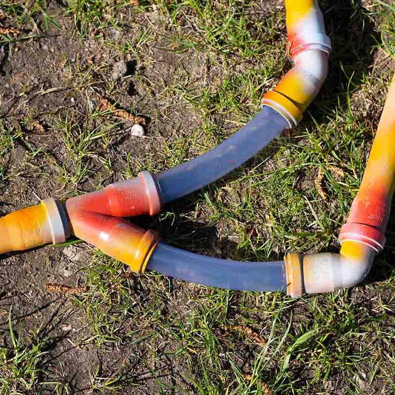 Buntlackierte DIY-Kugelbahn liegt auf Gras