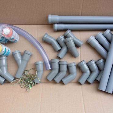 Kunststoffrohre und Sprühdose zum Bau einer DIY-Kugelbahn