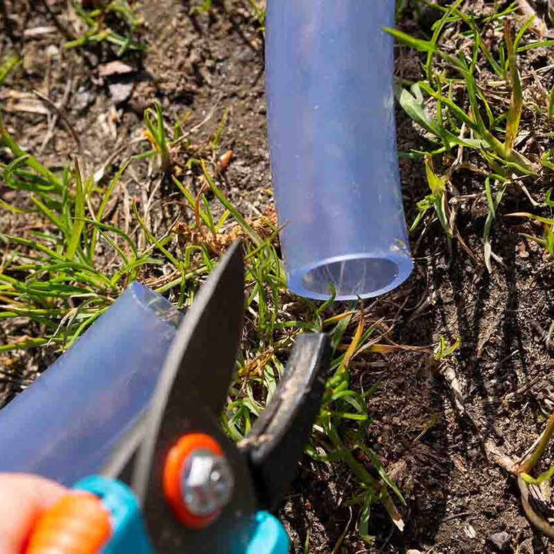 Mit Gartenschere zerschnittener Schlauch