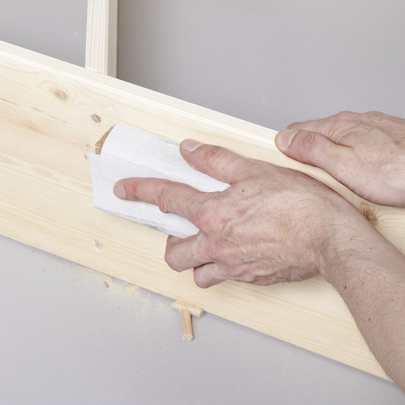 Holz glätten mit Schleifpapier