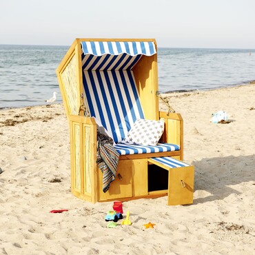 Strandkorb am Strand mit Spielzeug