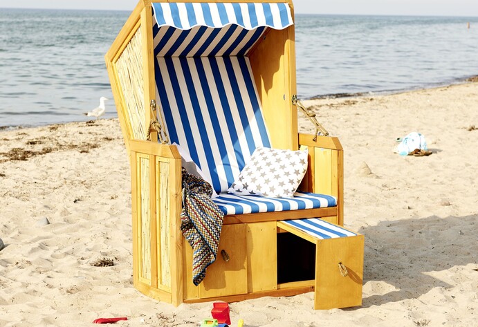 Strandkorb am Strand mit Spielzeug
