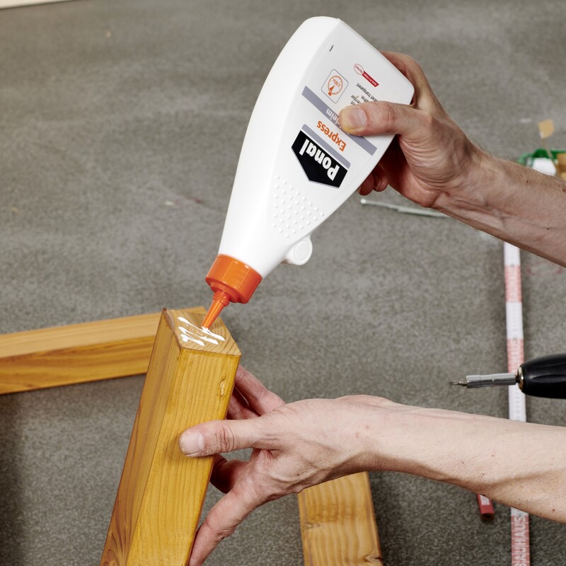 Holz mit Leim bestreichen