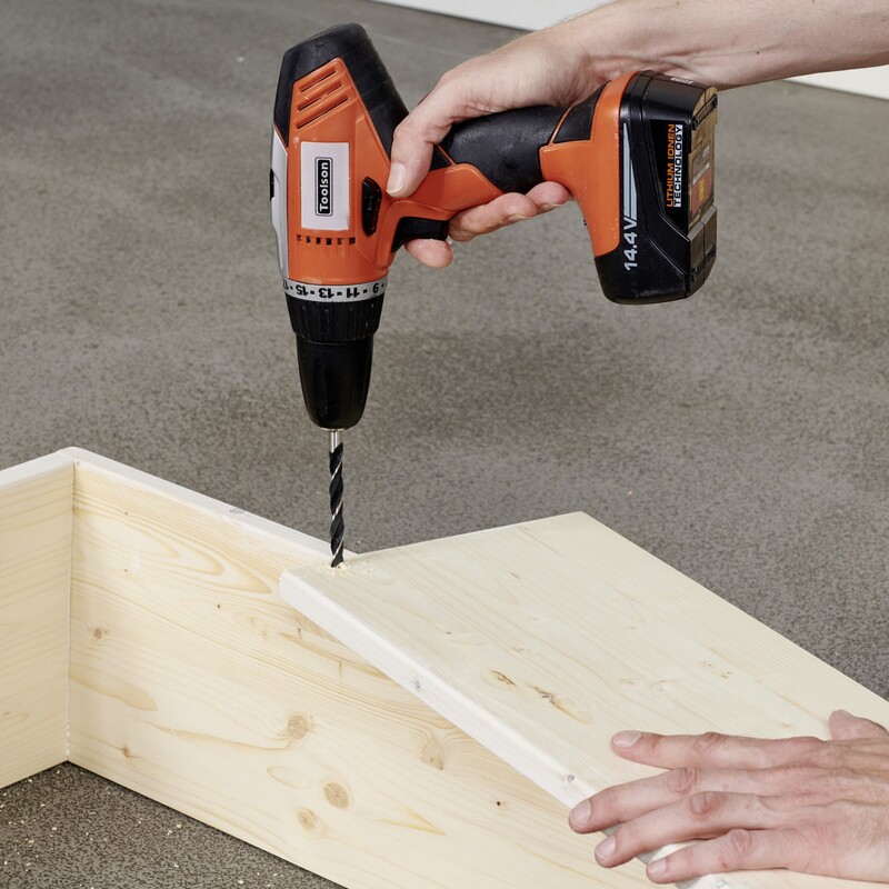 Holz wird aneinander gebohrt