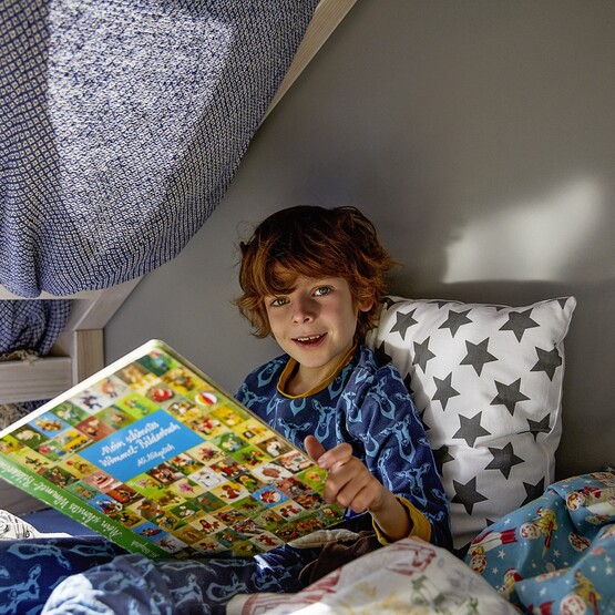 Kind liegt im Tipi-Bett
