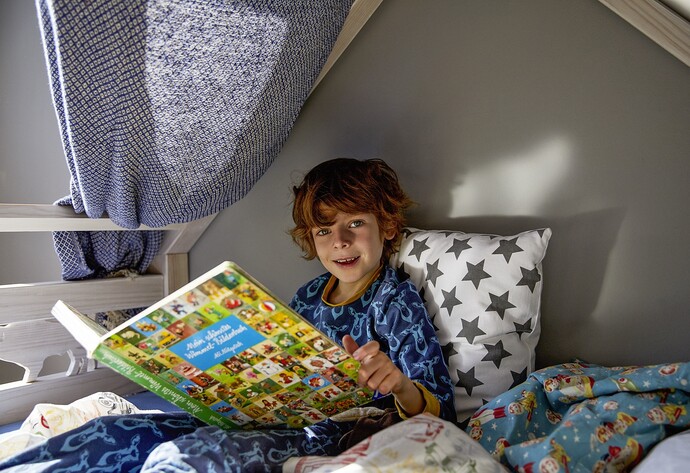 Kind liegt im Tipi-Bett