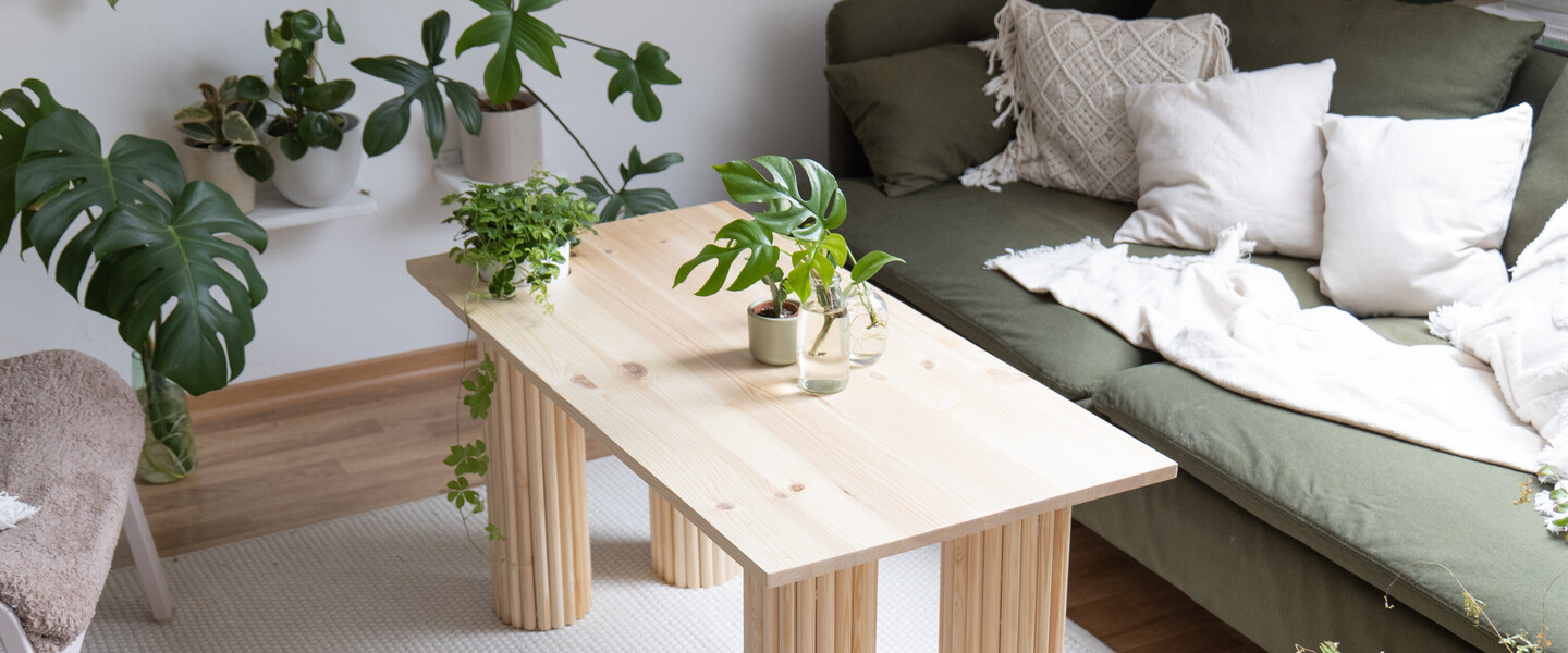 DIY Wohnzimmer-Tisch mit integrierter Pflanzen-Aufbewahrung
