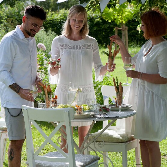 Auf uns! Ein kleiner Bistro-Tisch lässt sich flexibel dort aufstellen, wo es gerade am schönsten im Garten ist.