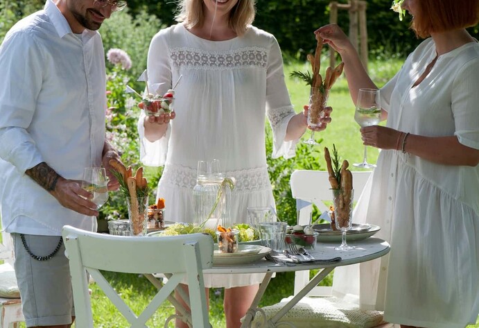 Auf uns! Ein kleiner Bistro-Tisch lässt sich flexibel dort aufstellen, wo es gerade am schönsten im Garten ist.