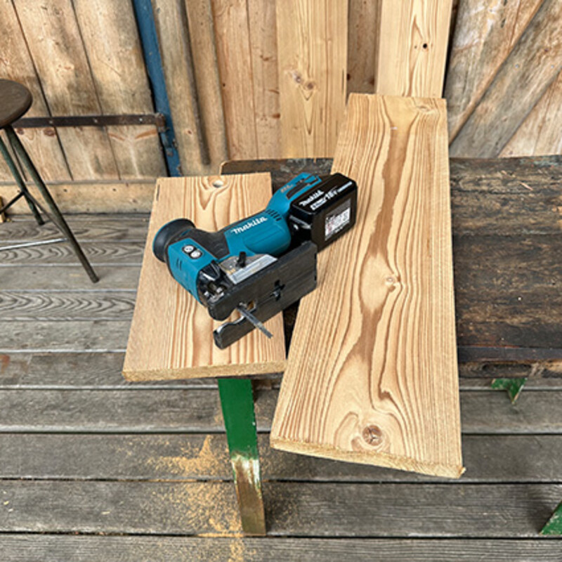 Garten-Organizer bauen: Stichsäge liegt auf Holzbrett