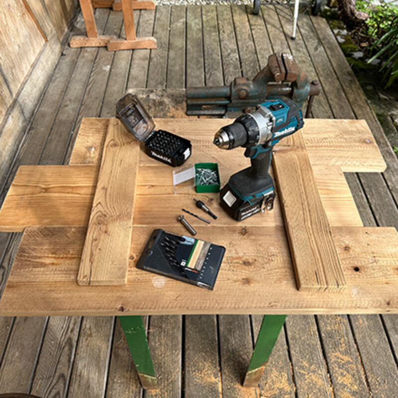 Garten-Organizer bauen: Werkzeug auf verbunden Holzbrettern