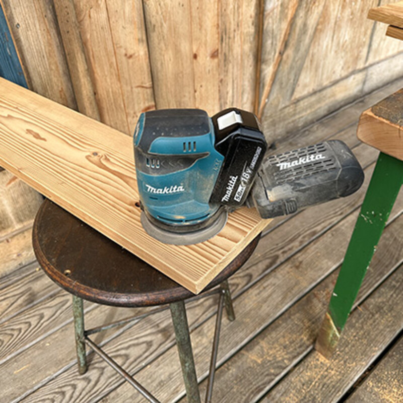 Garten-Organizer bauen: Schleifgerät auf Holzbrett