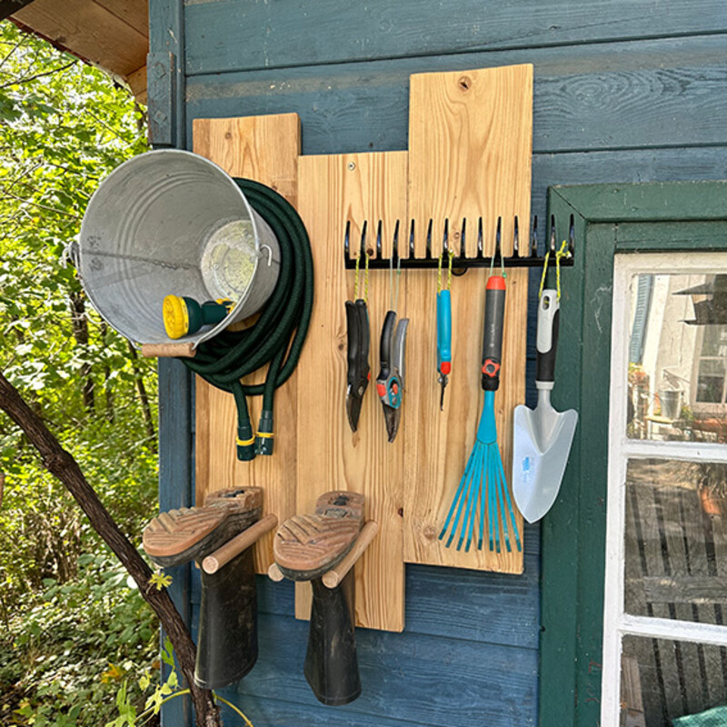 Selbstgebauter Garten-Organizer hängt am Schuppen