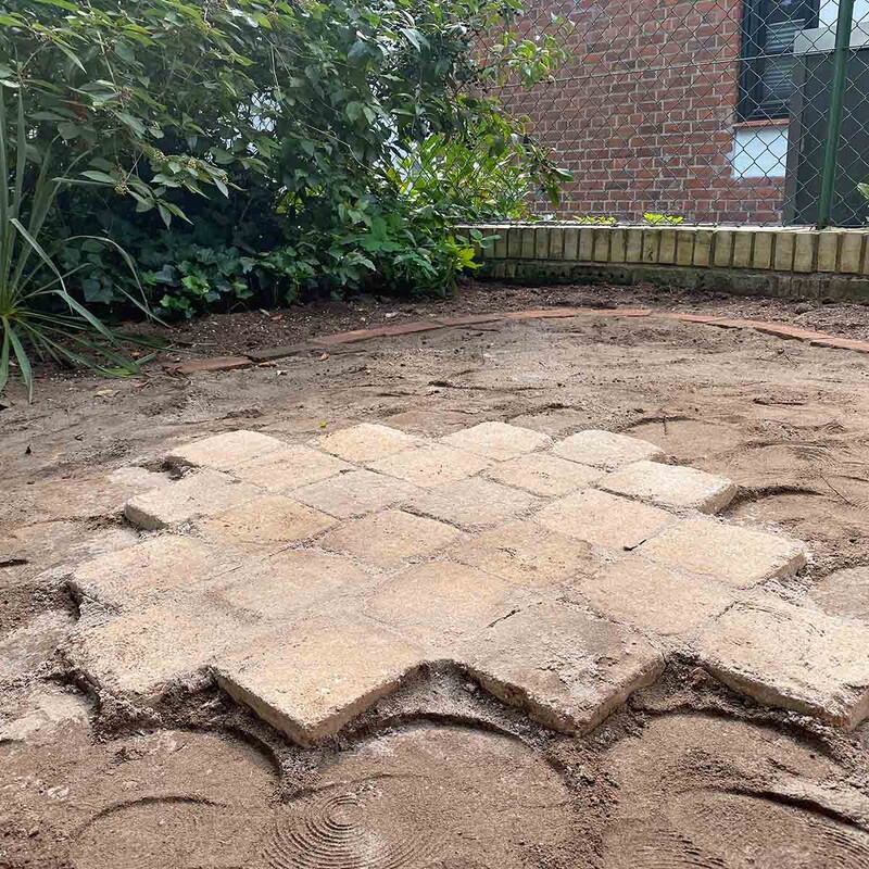 Gepflasterte Fläche für Feuerschale im Garten