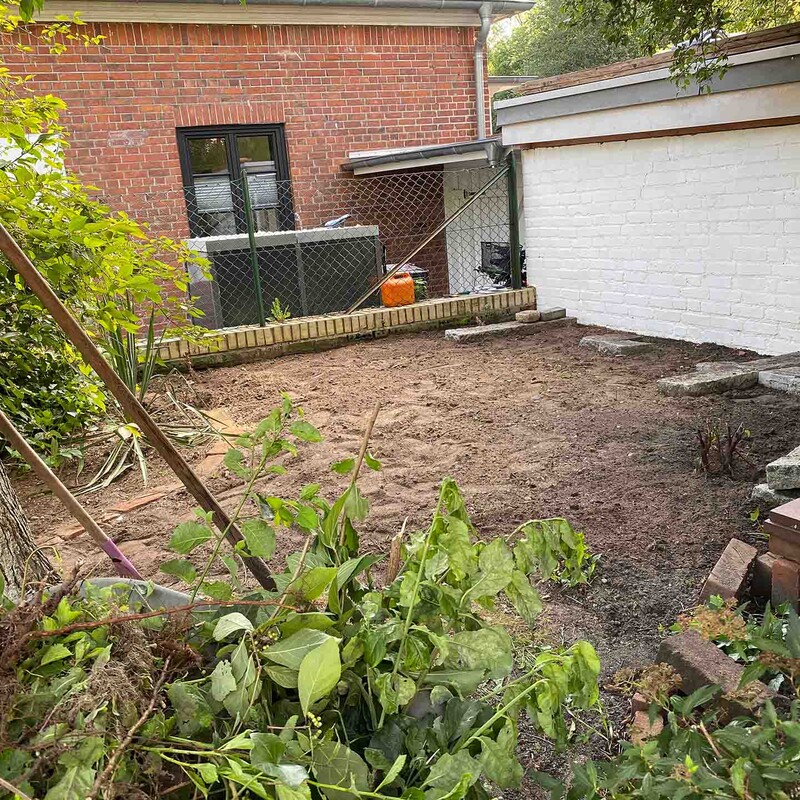 Vom Unkraut befreite Ecke im Garten