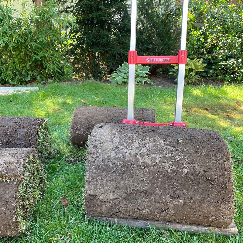 Rollrasen-Ballen auf Klappsackkarre