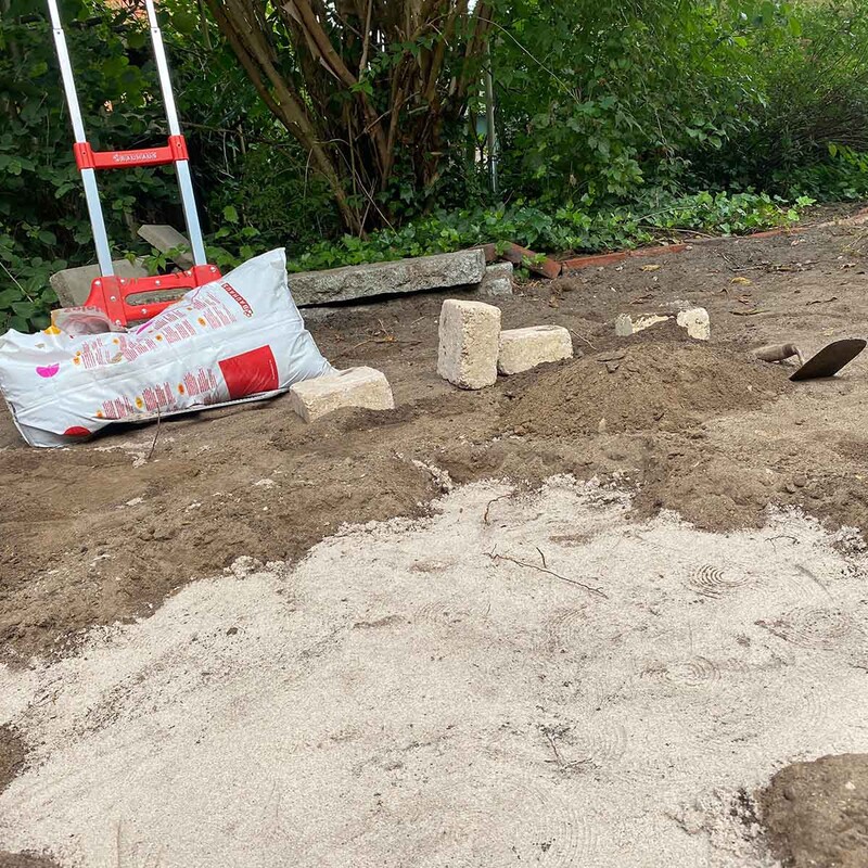 Spielsand verteilt auf dem Boden im Garten
