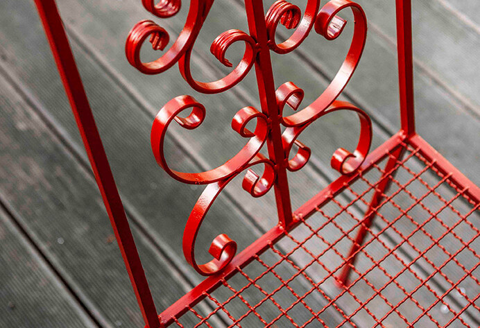 roter Gartenstuhl
