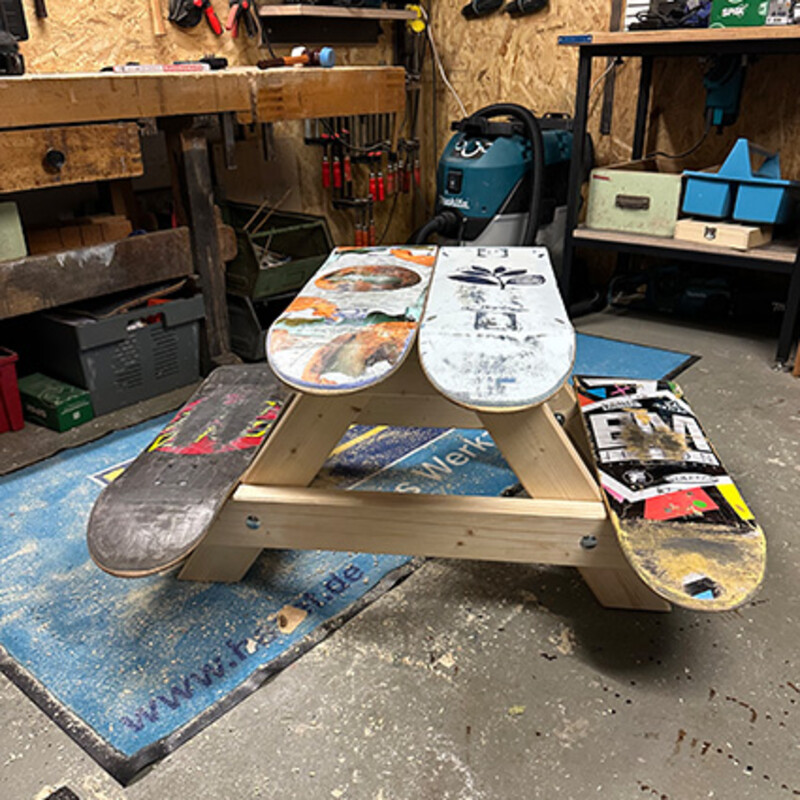 DIY-Kindertisch aus Skateboards in Werkstatt