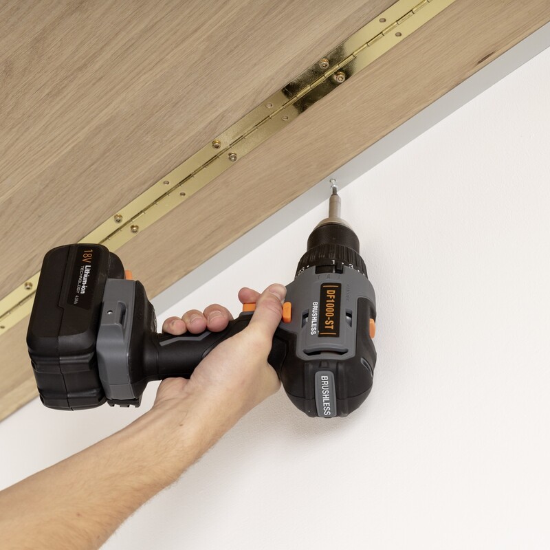 Klapptisch selber bauen: Tischplatte anschrauben
