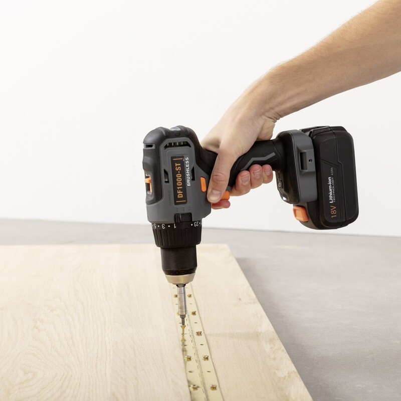 Klapptisch selber bauen: Wandansatz und Tischplatte verbinden