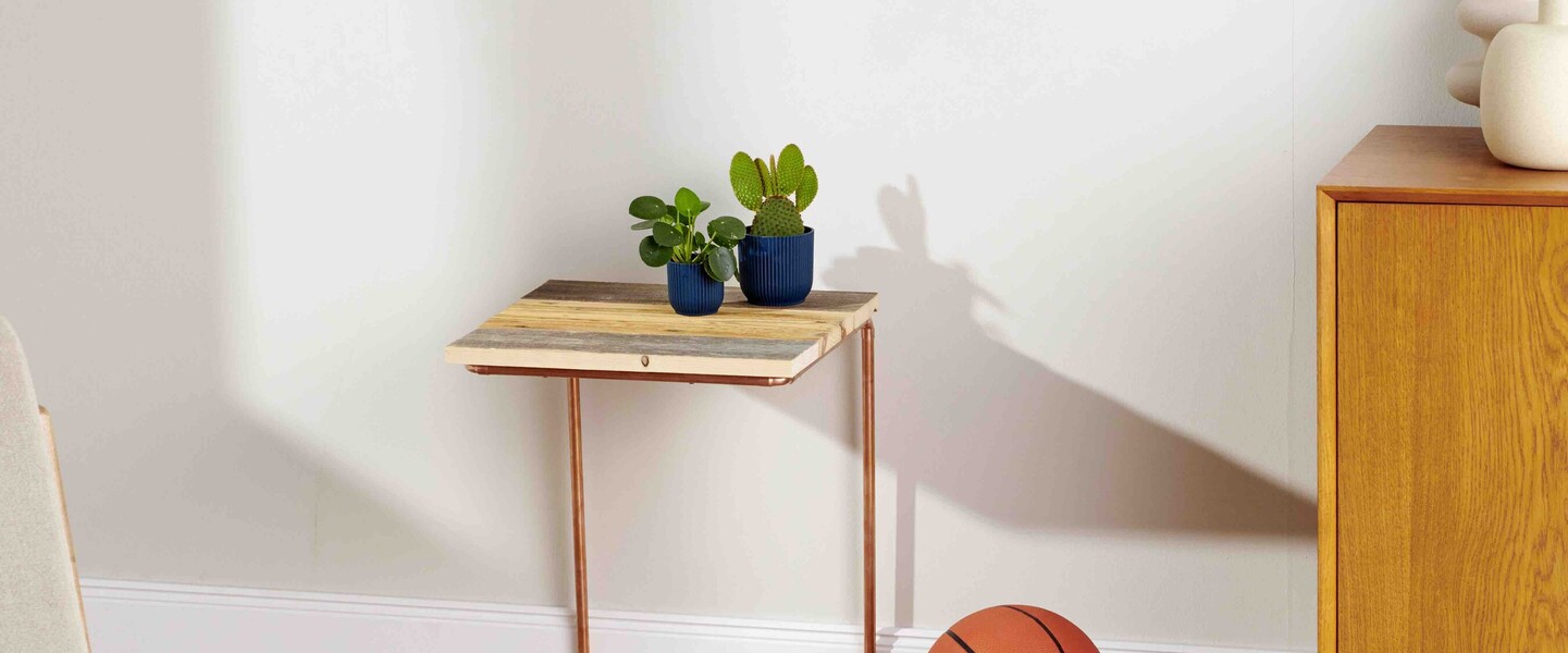 DIY Kupfertisch neben Basketball