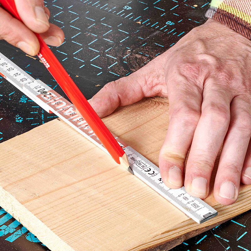 Anzeichnen mit Bleistift und Zollstock