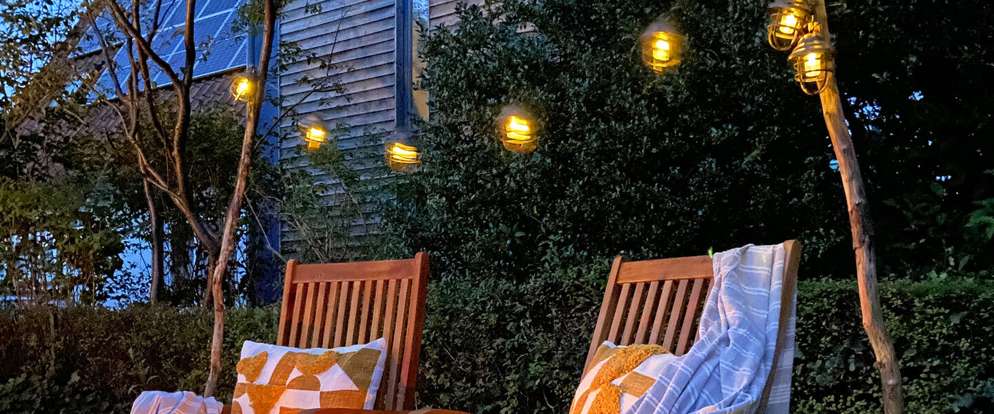Lichterketten-Halterung im Garten neben Liegest&uuml;hlen