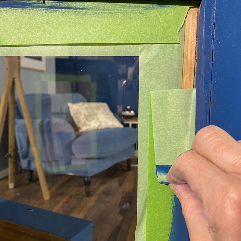 Klebeband nach dem zweiten Farbauftrag im noch feuchten Zustand der Farbe entfernen