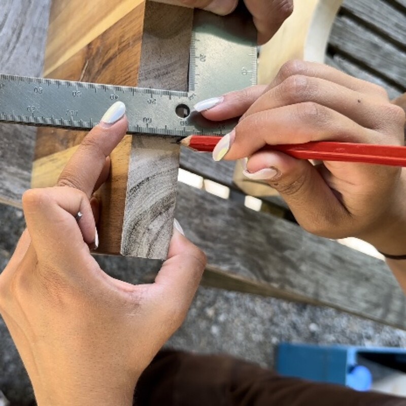 Mit Bleistift Holzbrett markieren