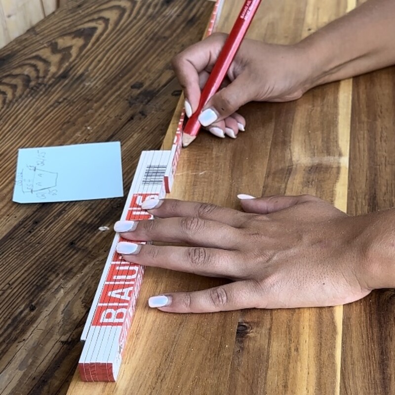 Auf Holzbrett mit Lineal und Bleistift Markierung setzen