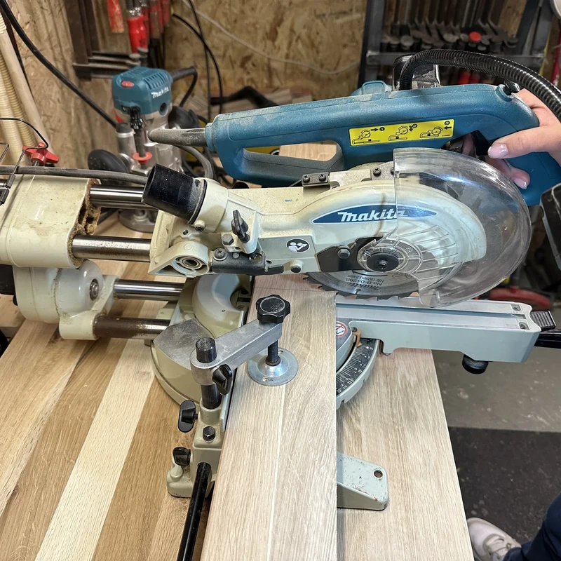 Kappsäge sägt Holzbrett in Werkstatt