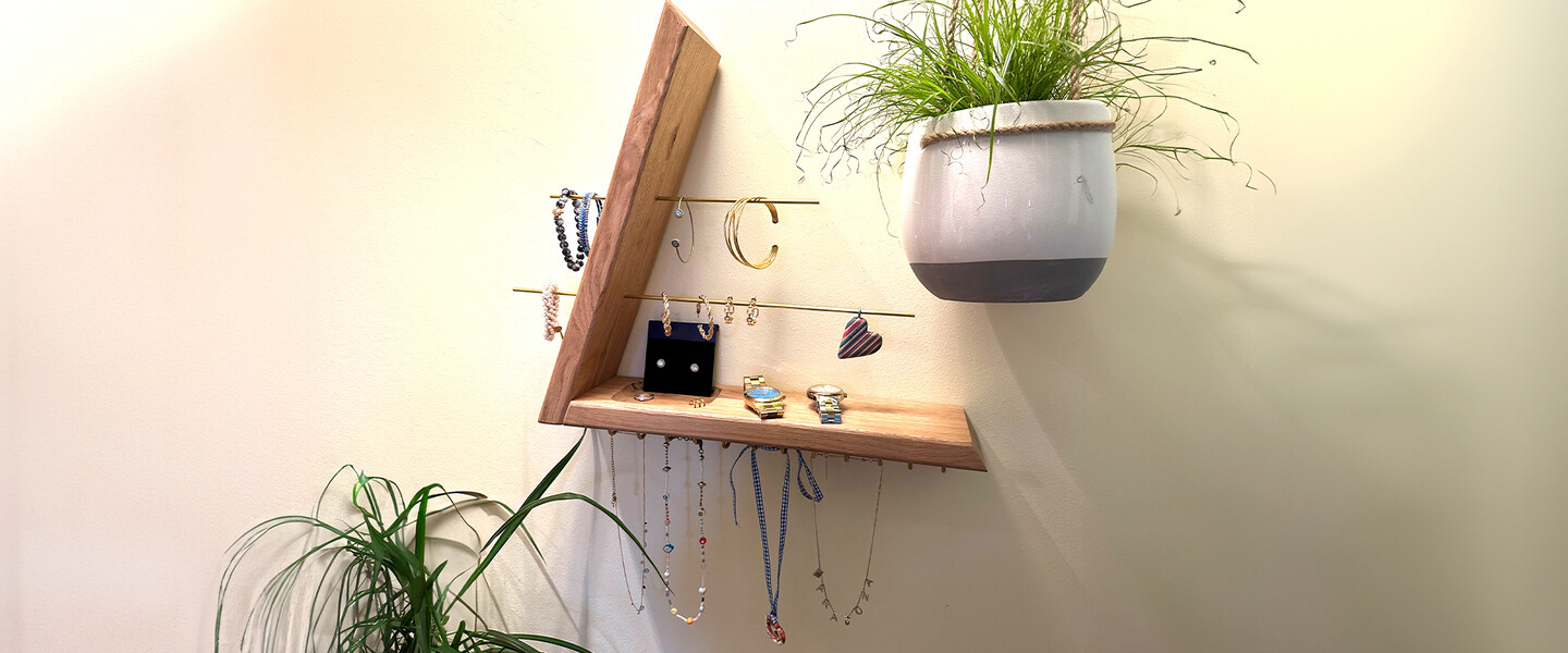 DIY Schmuckregal aufgeh&auml;ngt an der Wand mit Schmuck