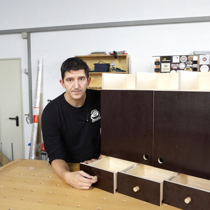 Schrank mit fertigen Türen