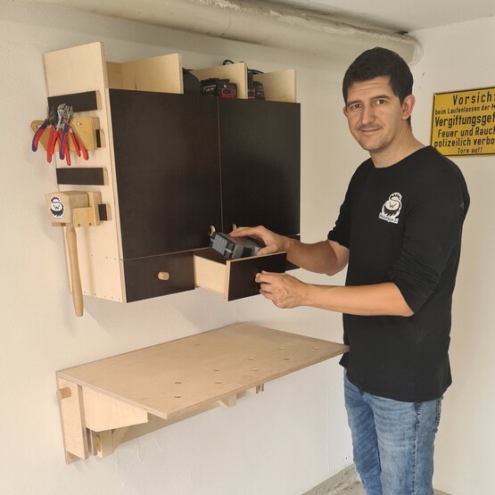 Werkbank in Garage angebracht