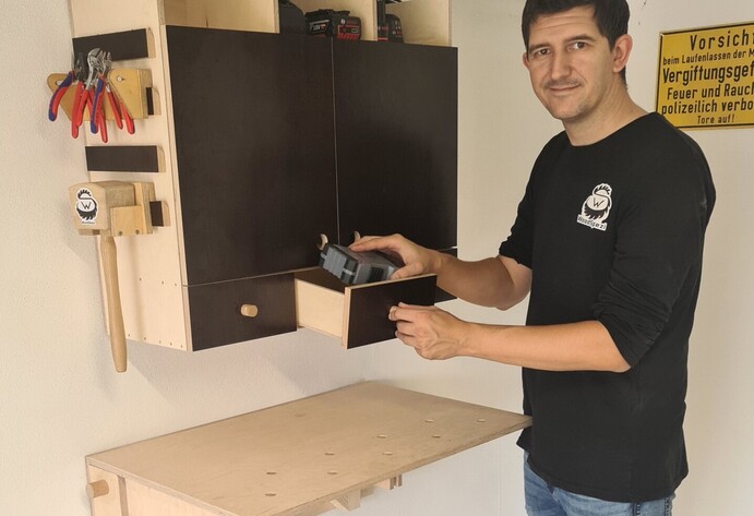 Werkbank in Garage angebracht