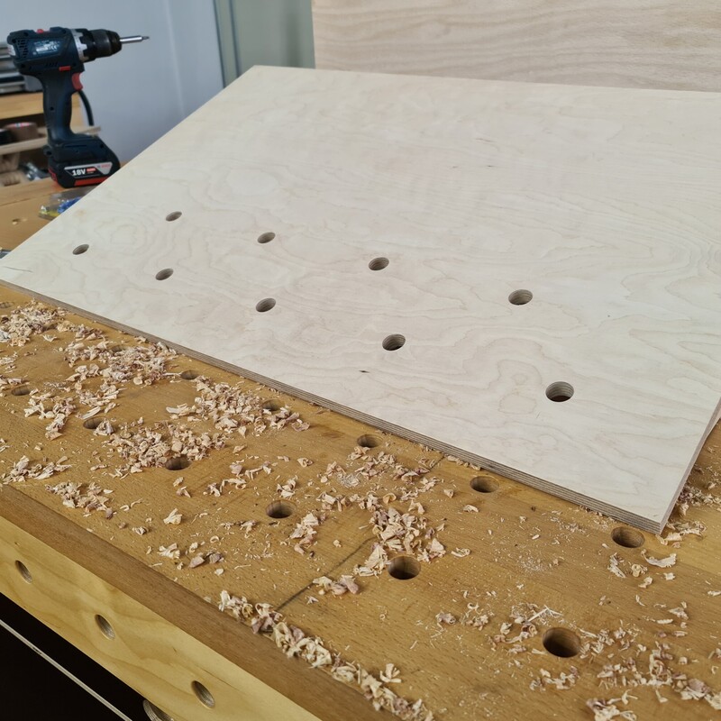Platte mit Löchern versehen