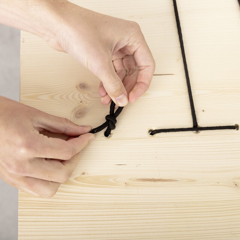 Memoboard selber machen: Rückseitig verknoten