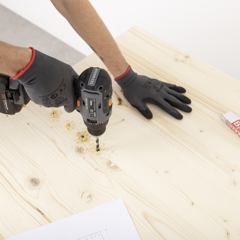 Memoboard selber machen: Platte vorbohren