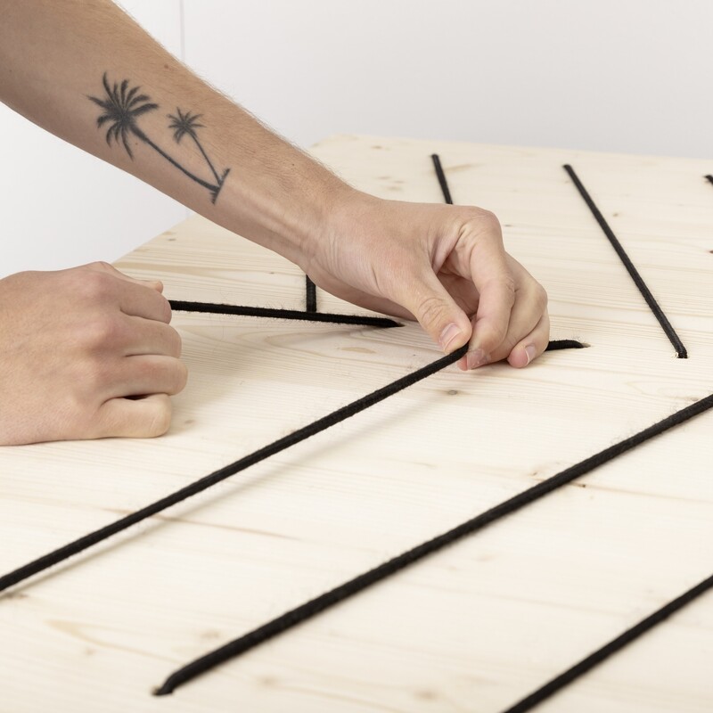 Memoboard selber machen: Faden einfädeln