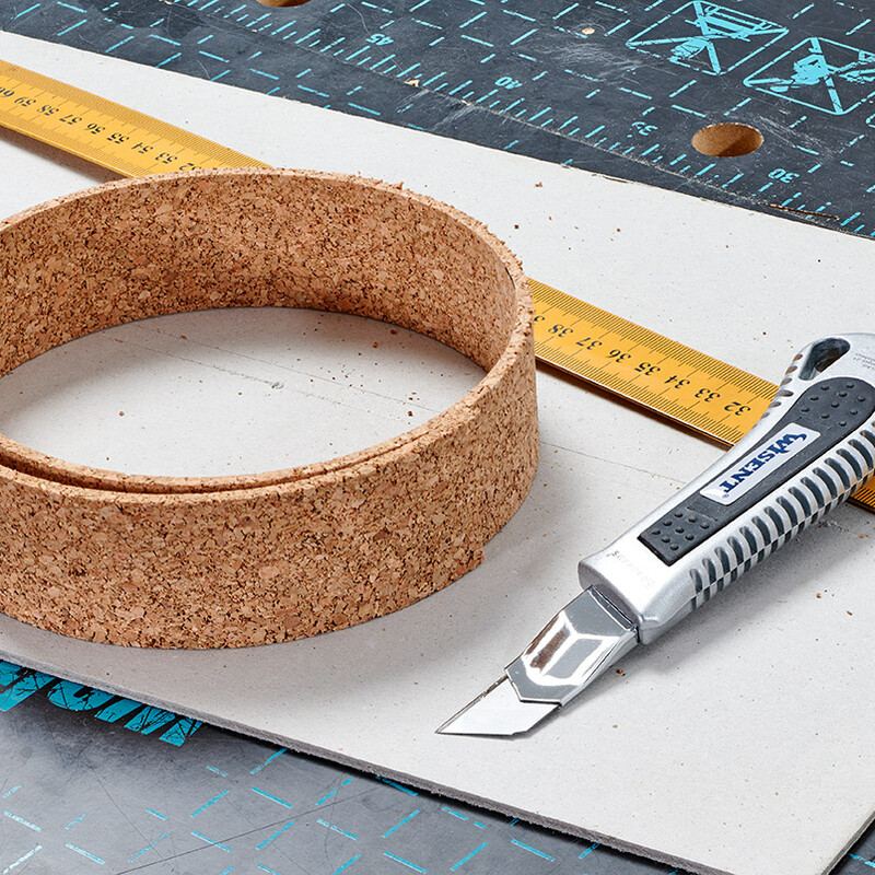 Cuttermesser und Korkband