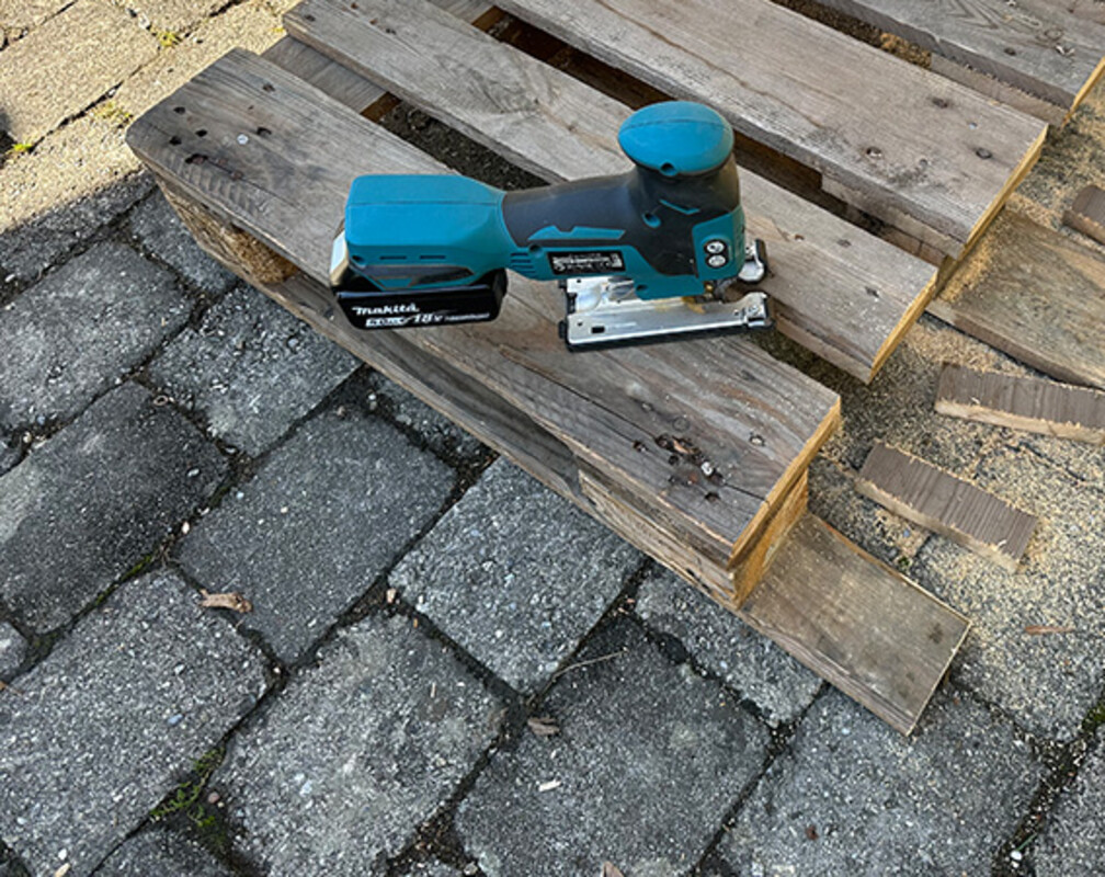 Fahrradständer aus Palette selber bauen: Stichsäge liegt auf Europalette
