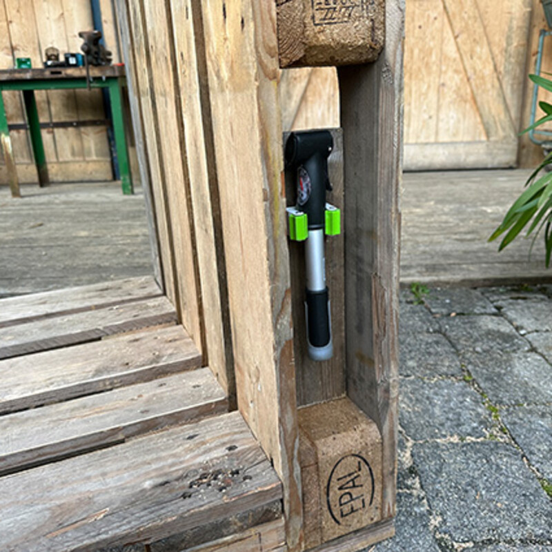 Fahrradständer aus Paletten selber bauen: Werkzeughalter mit Luftpumpe