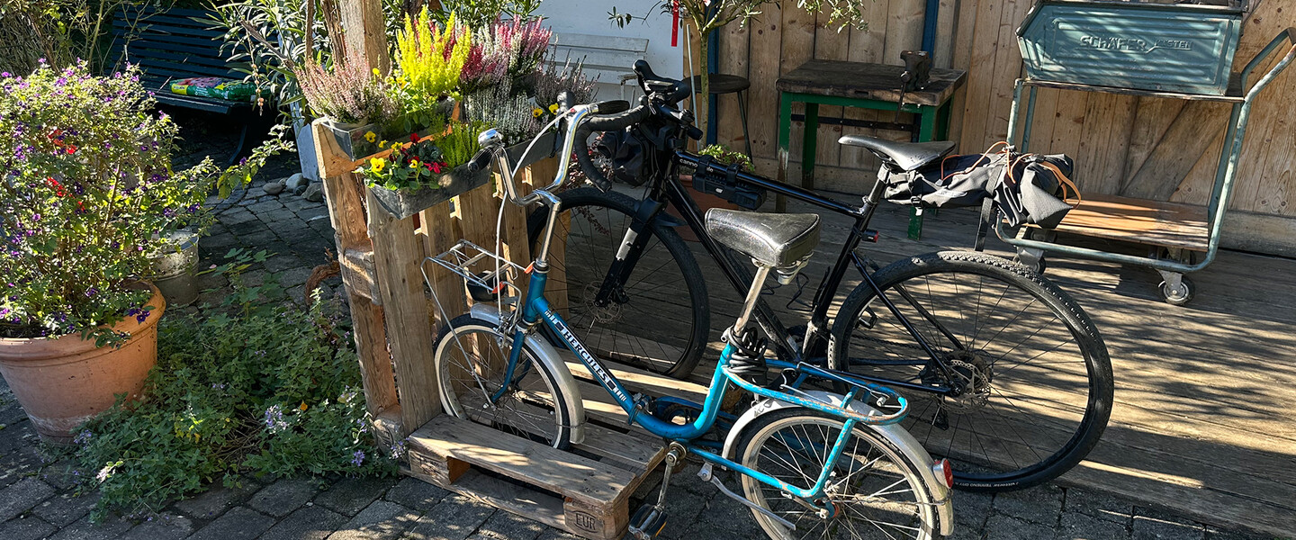 Selbstgebauter Fahrradst&auml;nder aus Paletten mit Pflanzk&auml;sten und zwei Fahrr&auml;dern