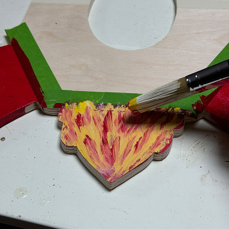 Pinsel malt Flammen, die aus einer Holzrakete kommen